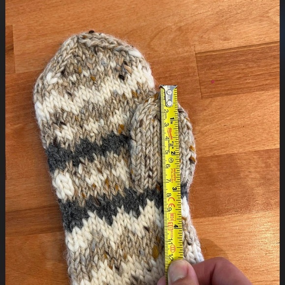 Bernie Sanders Mittens - Picture 3 of 5